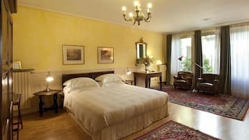 Desk, iron/ironing board, free WiFi, bed sheets