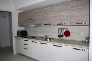 Fridge, oven, stovetop, dishwasher - Holiday Home "Nina 3" close to the Sea with Wi-Fi (Finale Ligure)