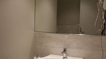 Dusche, Haartrockner, HandtĂŒcher