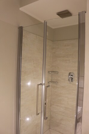 Douche, sèche-cheveux, serviettes fournies
