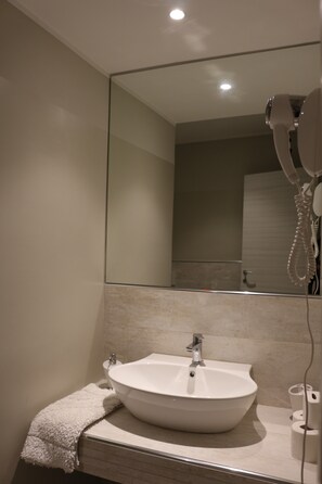 Douche, sèche-cheveux, serviettes fournies