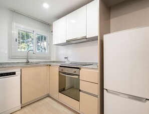 Een koelkast, een magnetron, een oven, een kookplaat