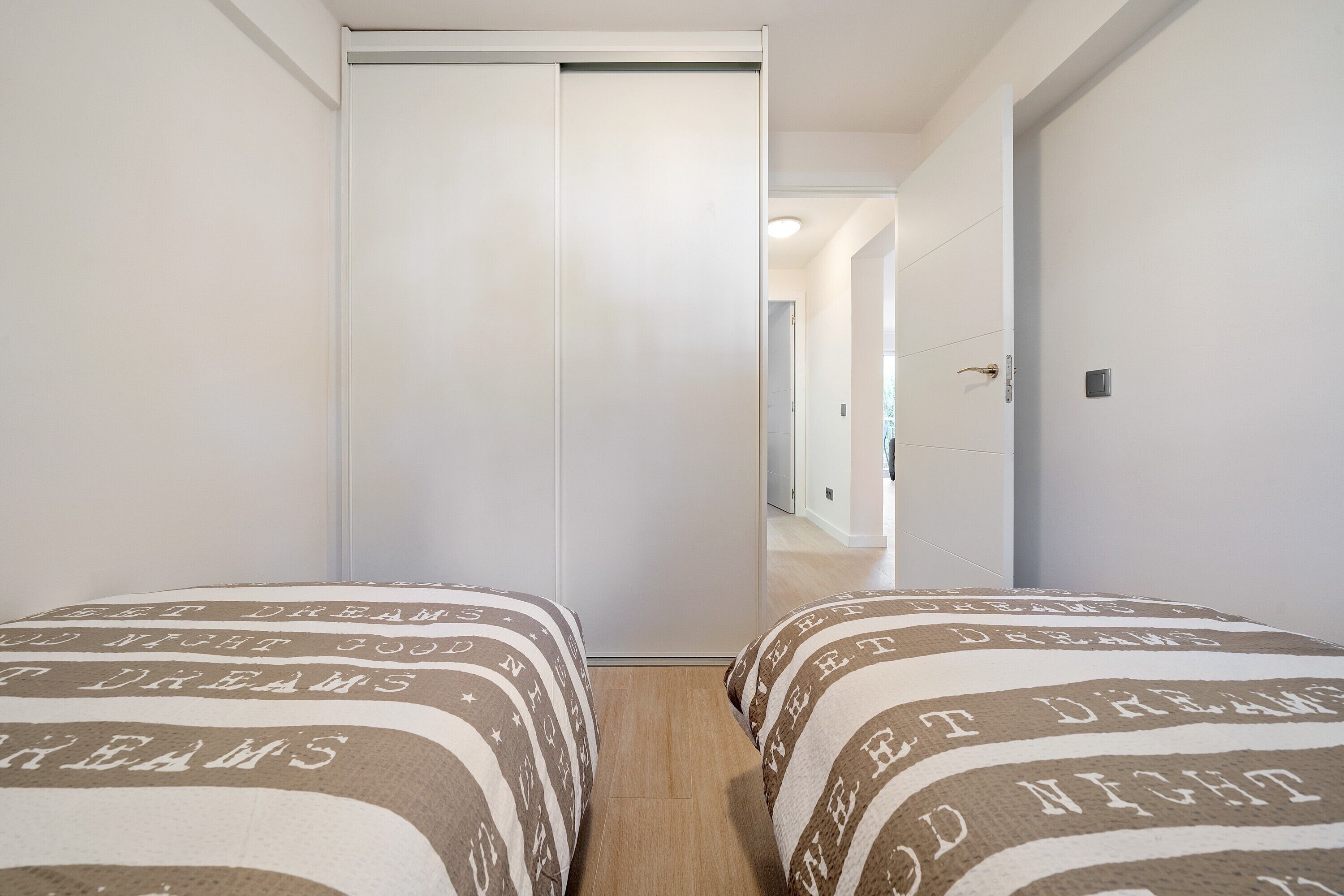 2 sovrum och sängkläder