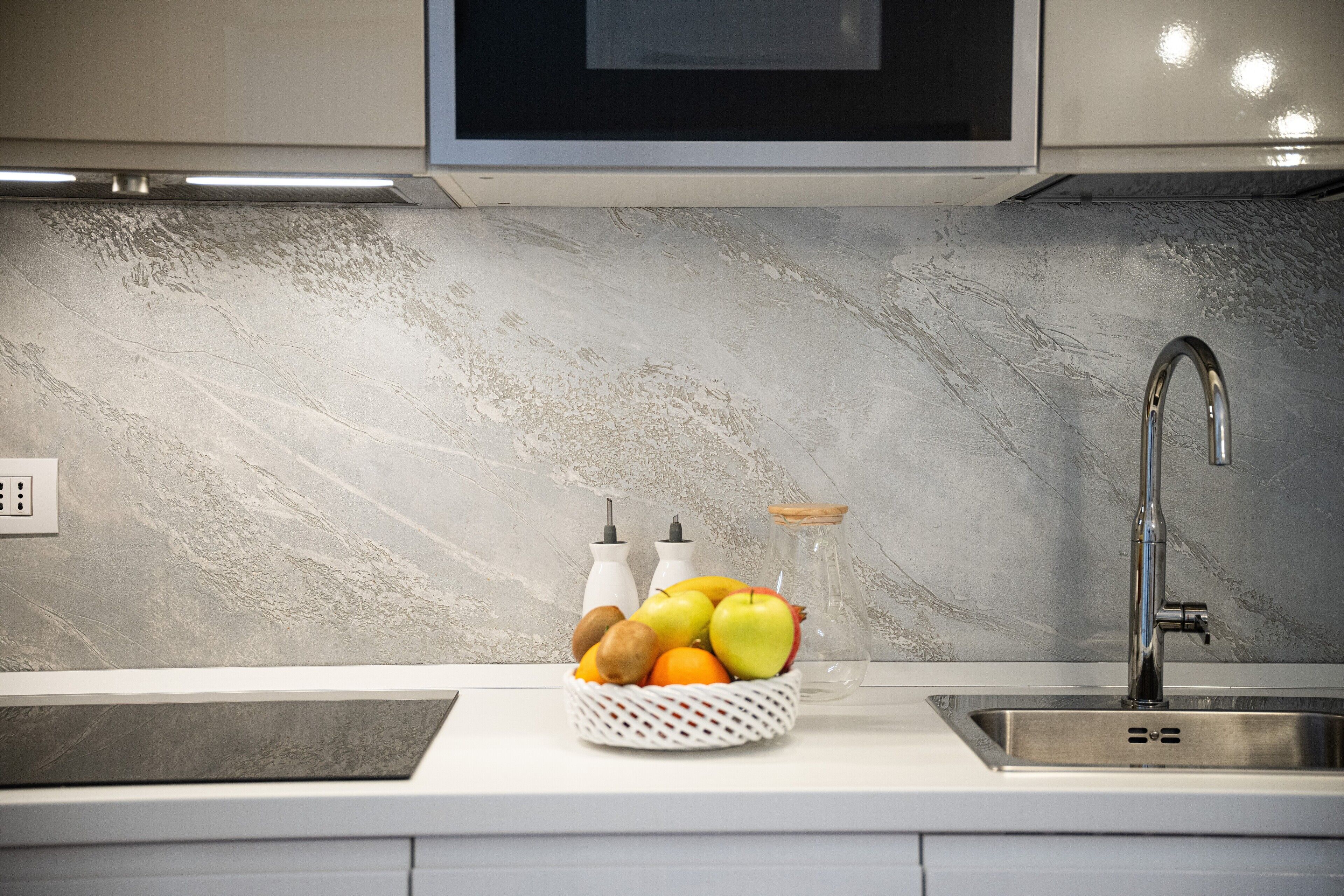 Een koelkast, een magnetron, een kookplaat, een vaatwasser