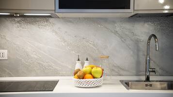 Een koelkast, een magnetron, een kookplaat, een vaatwasser