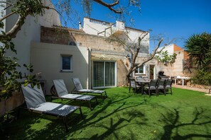 Outdoor dining - Holiday Home 'Ca Na Clar' with Sea View, Wi-Fi and Air Conditioning (Sa Ràpita)