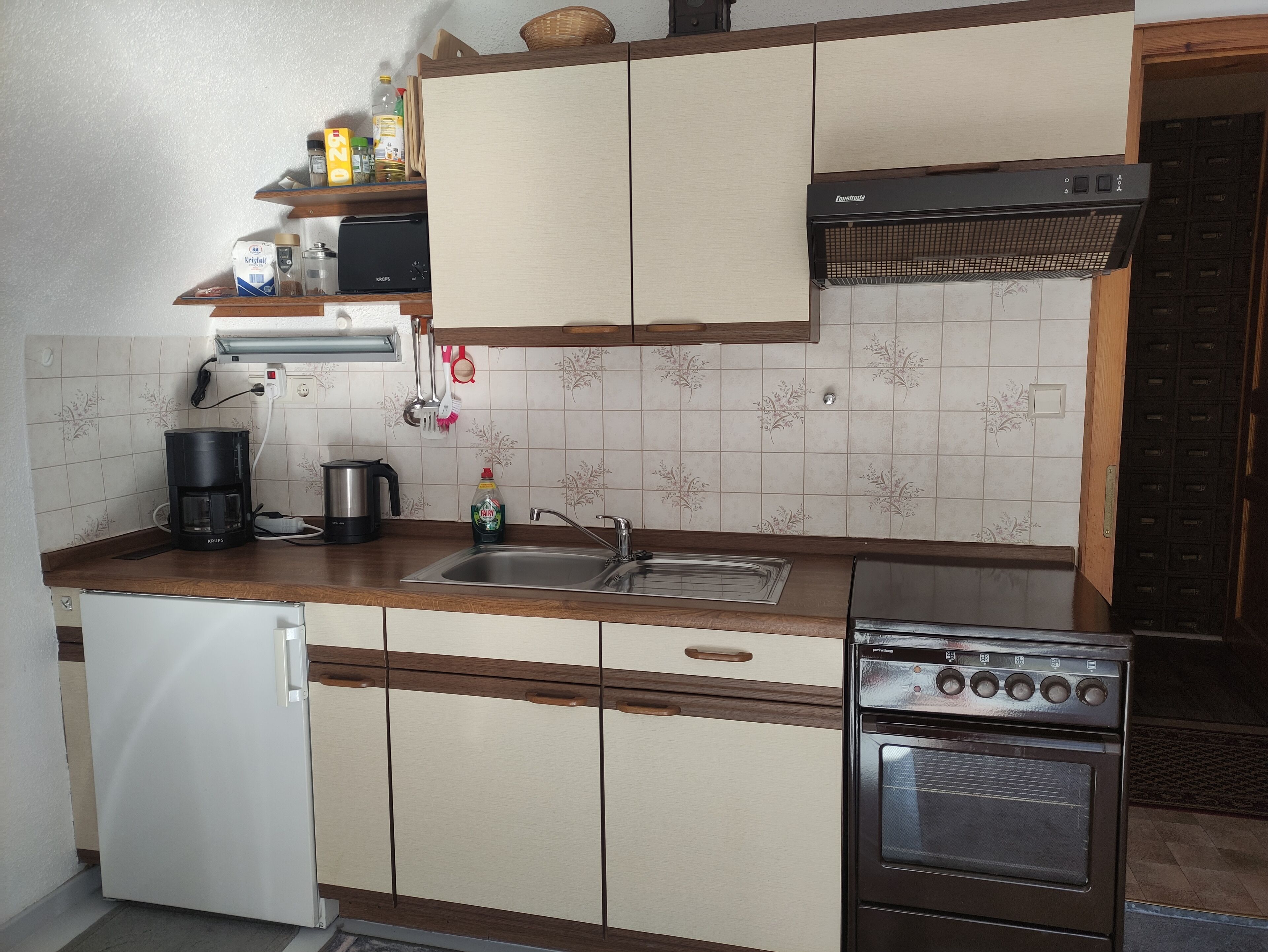 Kühlschrank, Ofen, Herdplatte, Wasserkocher mit Kaffee-/Teezubehör