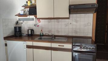 Fridge, oven, stovetop, coffee/tea maker