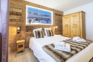 5 bedrooms, iron/ironing board, free WiFi, bed sheets - 'Chalet Pramaria - Apt L'Arcelle' with Mountain View, Wi-Fi and Air Conditioning (Lanslebourg Mont Cenis)