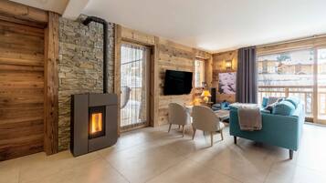 TV, caminetto, lettore DVD, impianto stereo