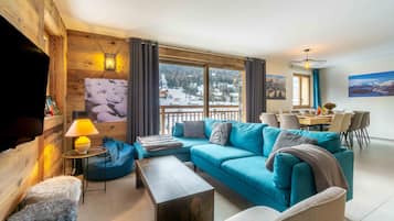 TV, caminetto, lettore DVD, impianto stereo