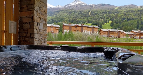 'Chalet Pramaria - Apt L'Arcelle' with Mountain View, Wi-Fi and Air Conditioning