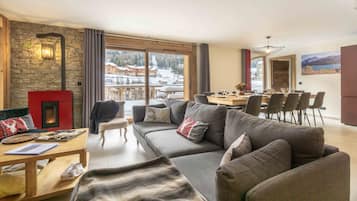 TV, caminetto, servizi in streaming, impianto stereo