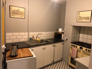 Fridge, oven, stovetop, electric kettle