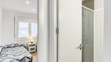 2 makuuhuonetta, silitysrauta/-lauta, ilmainen Wi-Fi, vuodevaatteet