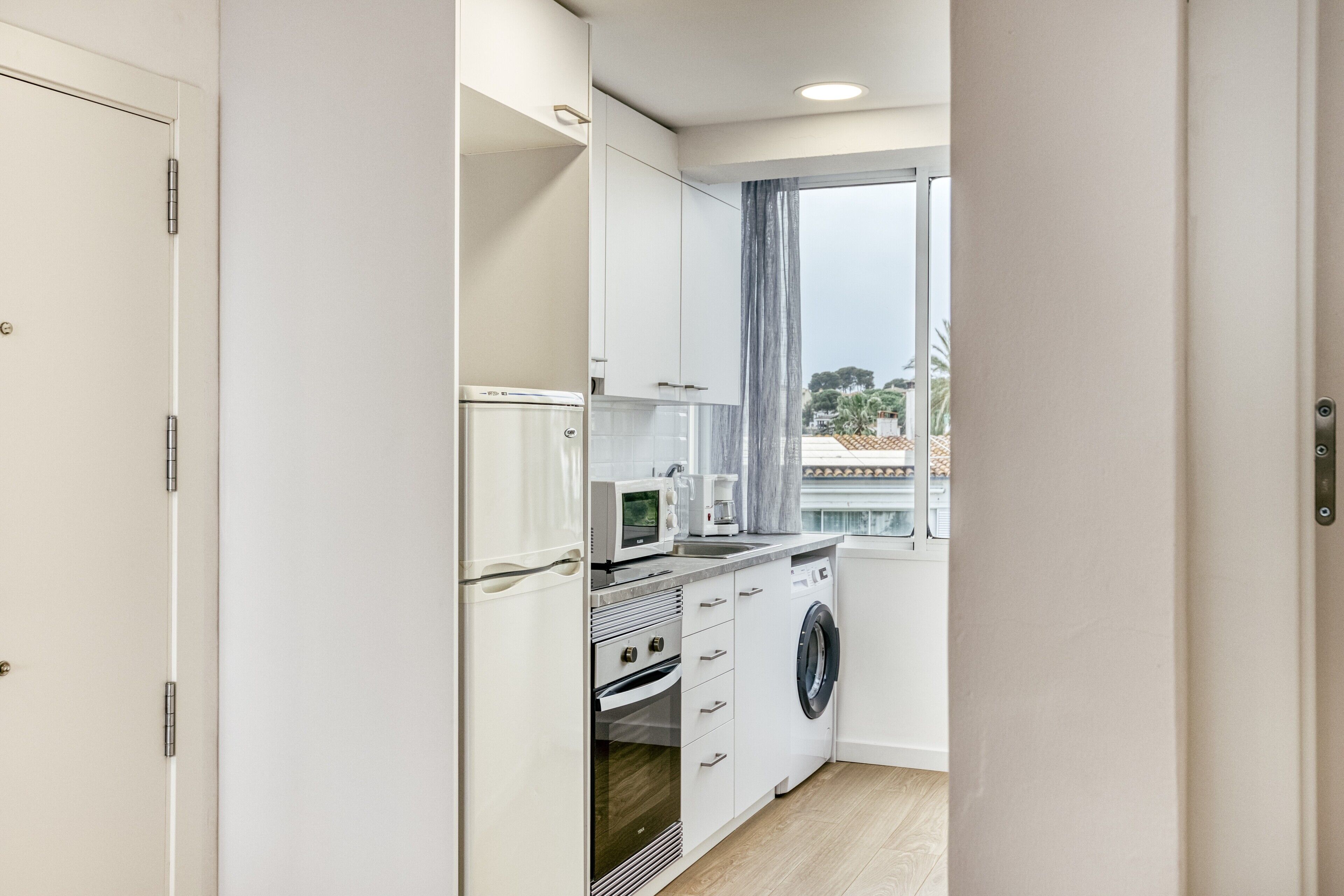 冷蔵庫、電子レンジ、オーブン、コンロ