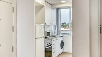 雪櫃、微波爐、焗爐、爐具