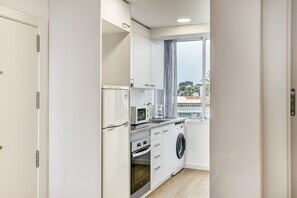 Een koelkast, een microgolfoven, een oven, een kookplaat