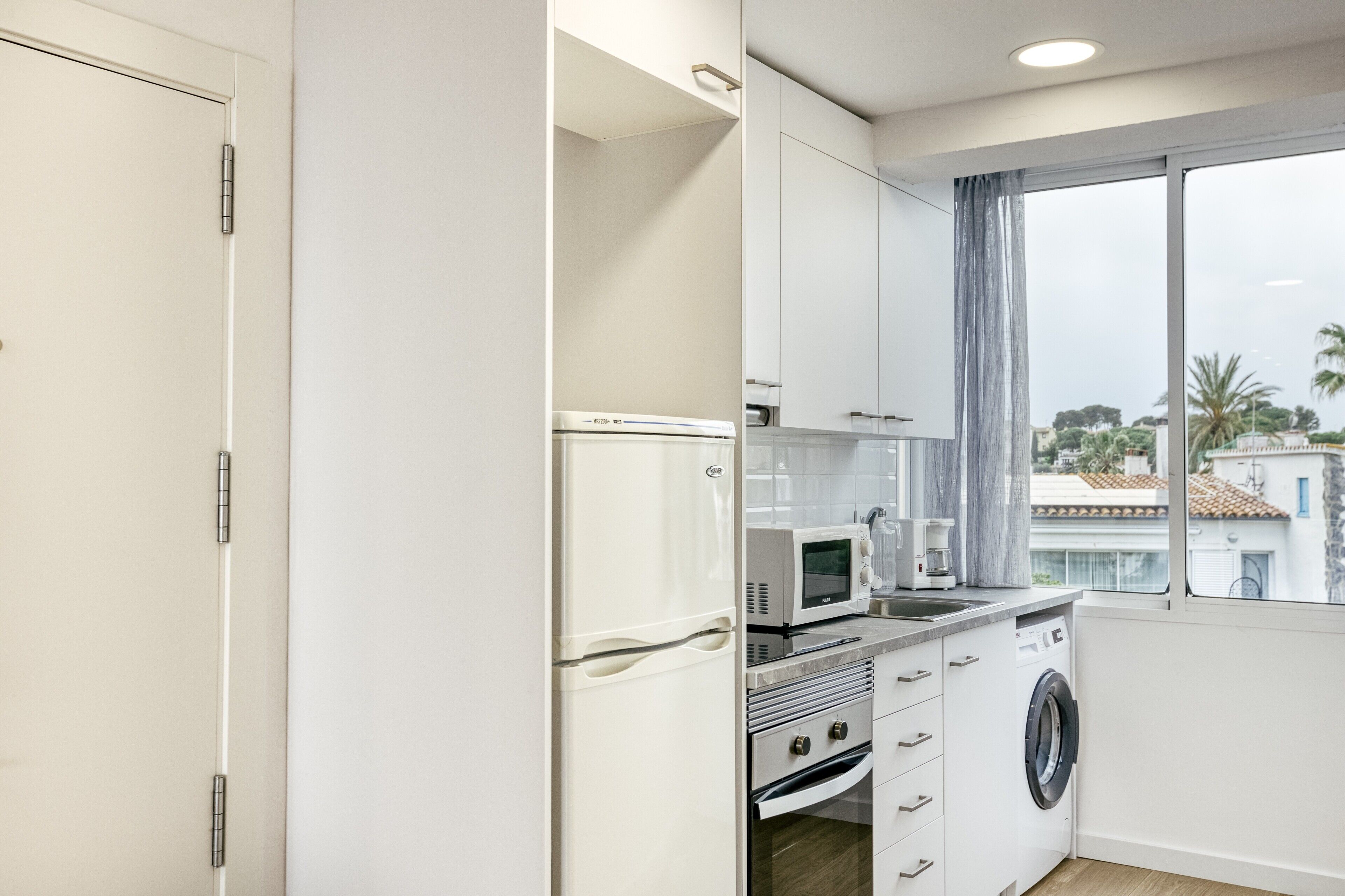 Jääkaappi, mikroaaltouuni, uuni, liesi