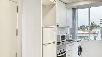 Jääkaappi, mikroaaltouuni, uuni, liesi