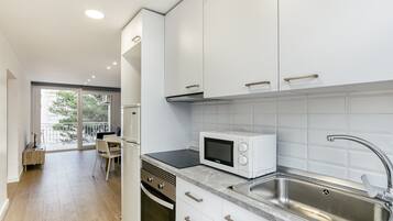 雪櫃、微波爐、焗爐、爐具