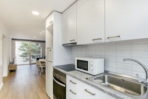 Een koelkast, een microgolfoven, een oven, een kookplaat