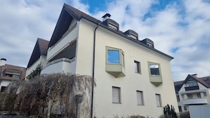 A two-story building with a flat roof, multiple windows, and a balcony. - Apartment "Avia Living" with Mountain View, Balconies & Wi-Fi (Brunico)