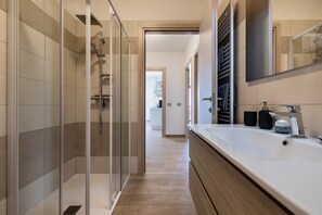 Dusche, Haartrockner, Handtücher