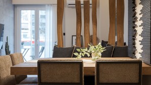 Comedor con mesa de madera, sillas y una lámpara colgante.