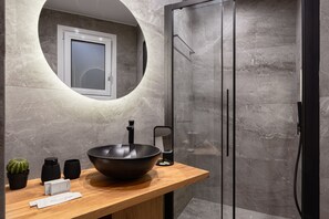 Appartement Élite | Salle de bain | Douche, douche à « effet pluie », articles de toilette gratuits