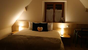 2 bedrooms, desk, laptop workspace, free WiFi