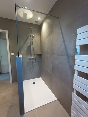 Habitación doble romántica | Baño | Secadora de cabello, toallas, jabón, shampoo 