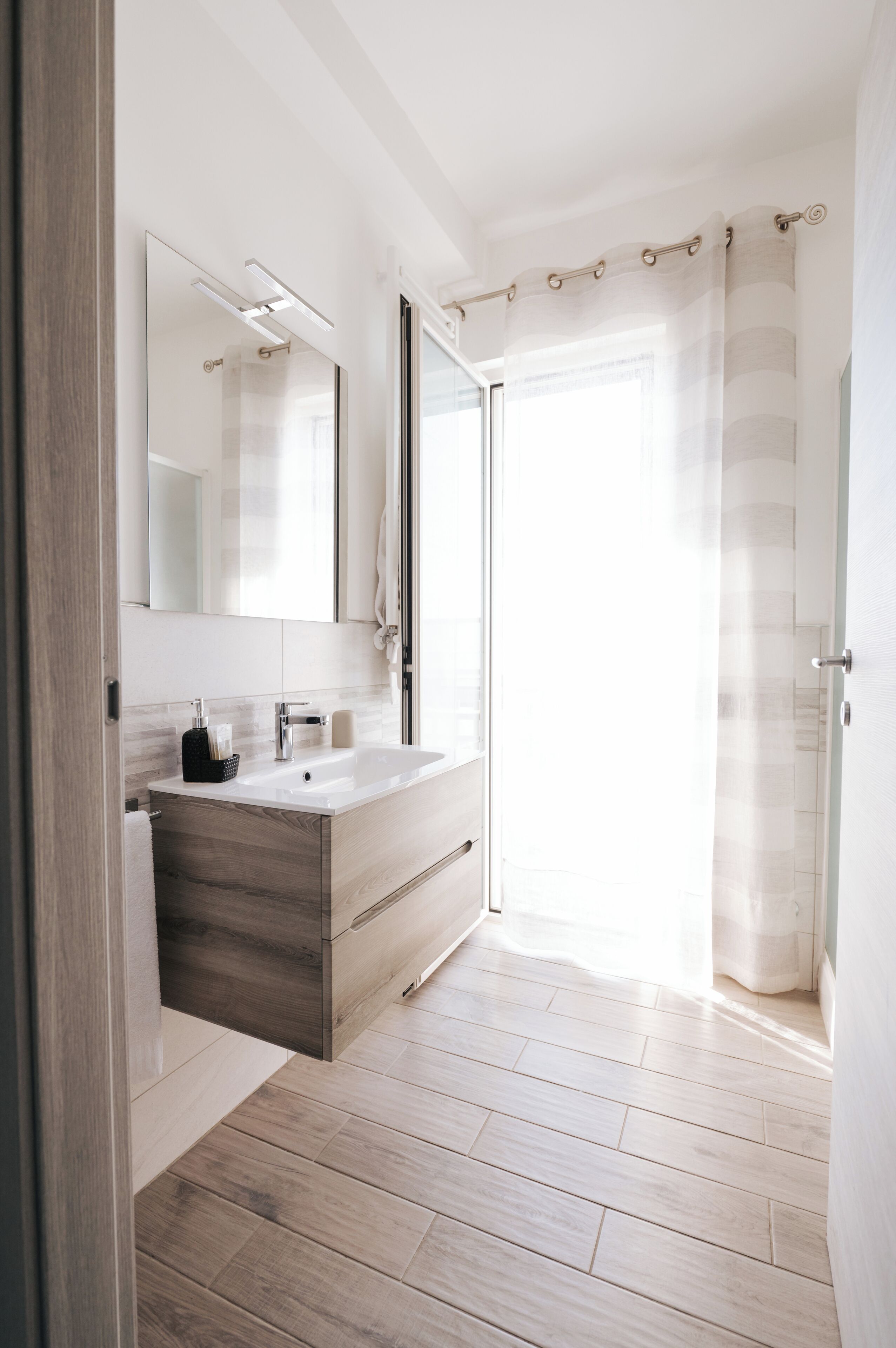 Quarto quádruplo luxo | Banheiro | Chuveiro, chuveiro com efeito de chuva, produtos de toalete grátis 