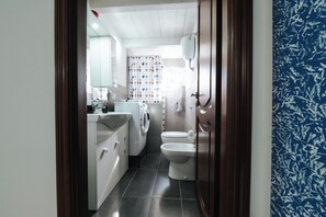 Deluxe Apartment | Bathroom
