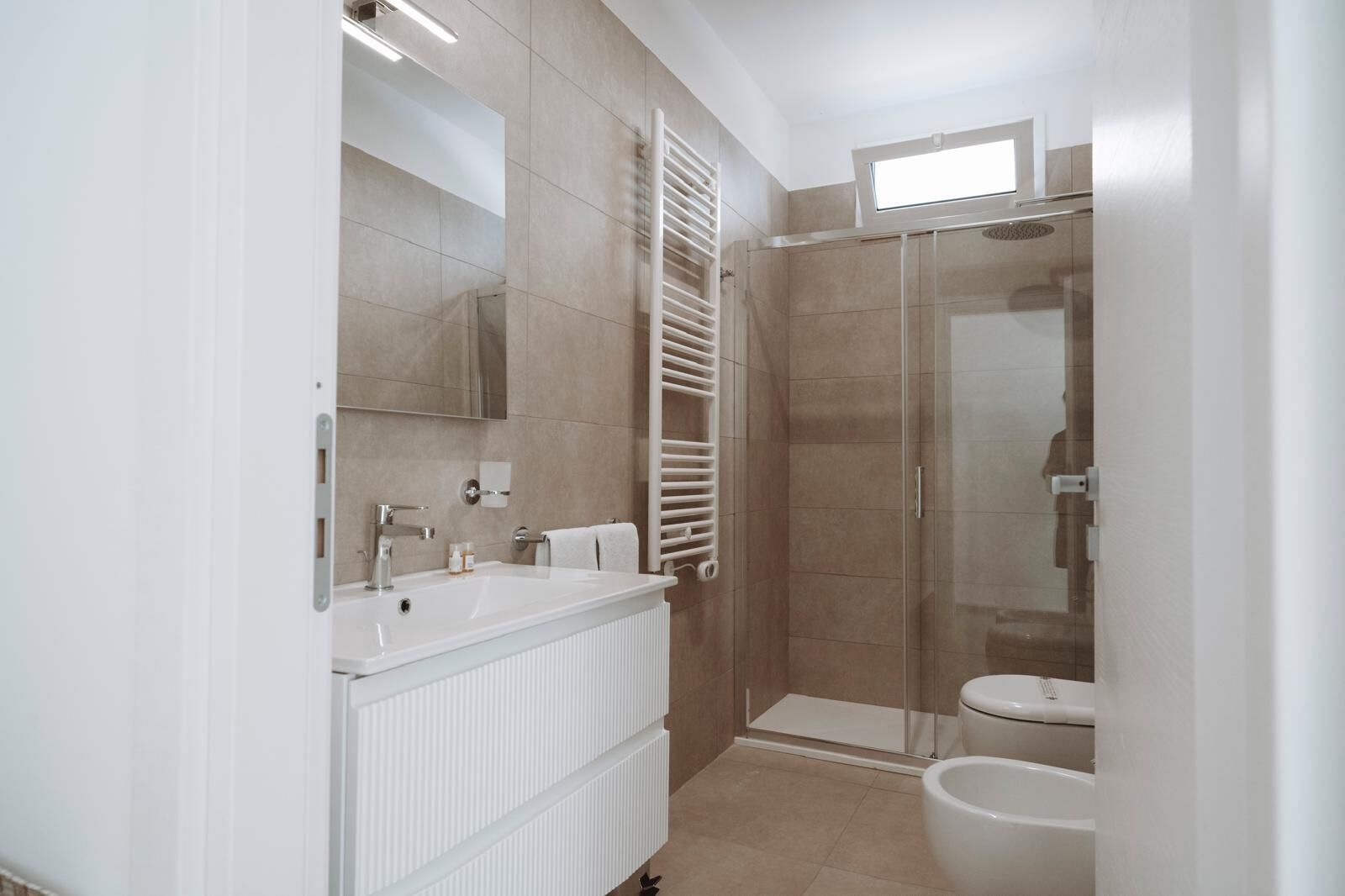 Apartment | Badezimmer | Dusche, Regendusche, kostenlose Toilettenartikel, Haartrockner