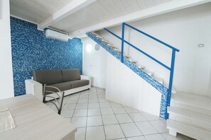 Apartamento Deluxe | Zona de estar | Una televisión de pantalla plana