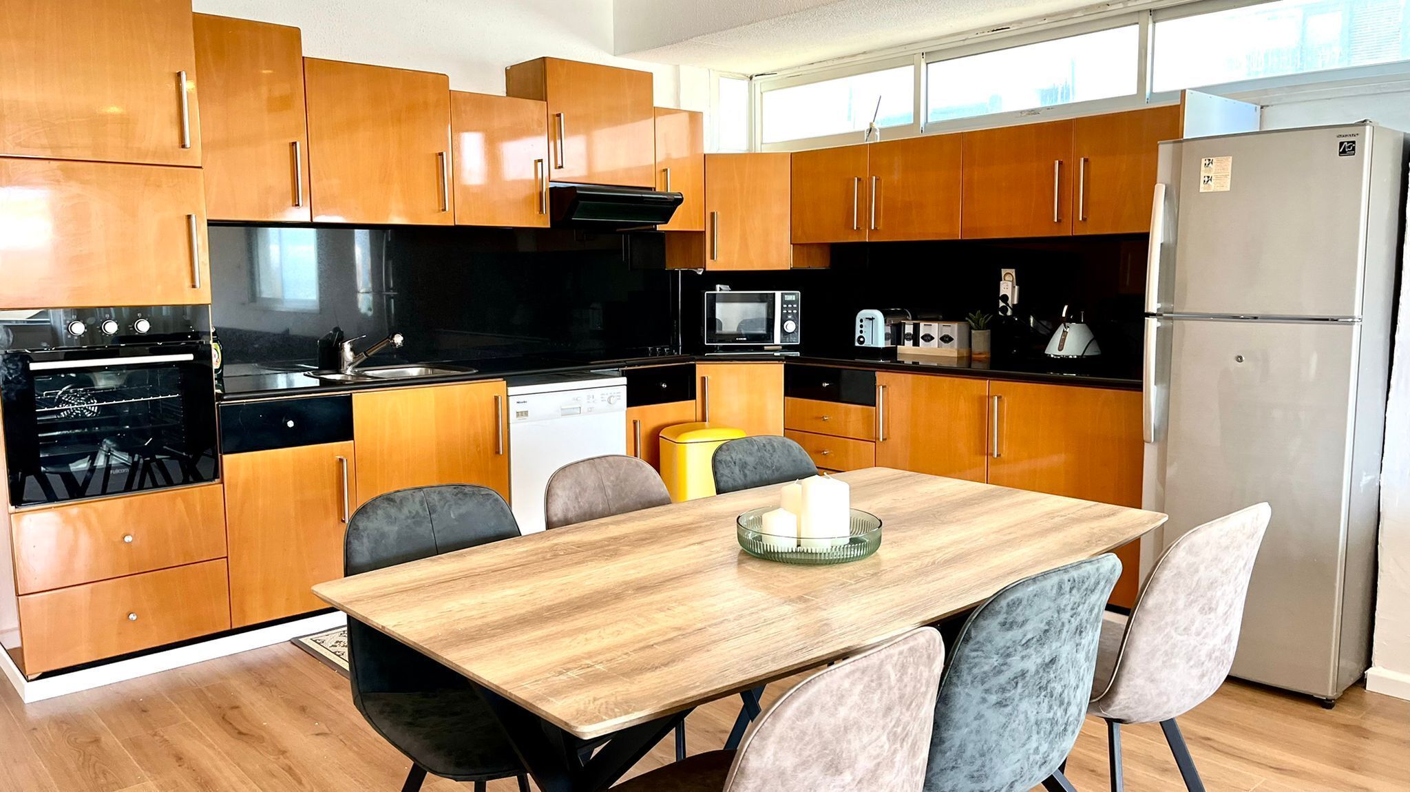 Kjøleskap, mikrobølgeovn, ovn og kokeplater