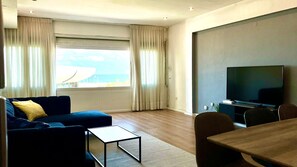 Smart TV, books - beautiful sea view apartment by Hilton beach (Tel Aviv-Yafo)