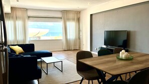 Dining - beautiful sea view apartment by Hilton beach (Tel Aviv-Yafo)