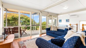 Una televisión, un reproductor de DVD, libros, una videoteca