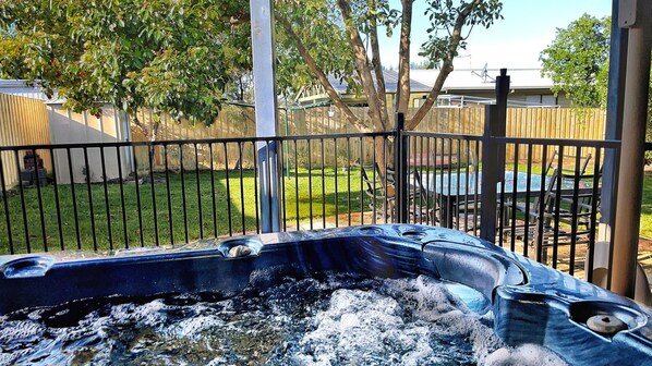 Bañera de hidromasaje al aire libre