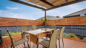 تناول الطعام بالخارج