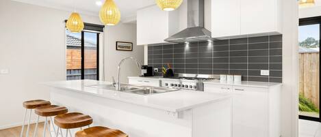 Frigorífic, microones, forn i placa de cuina