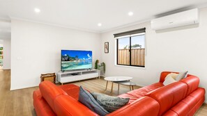 تلفزيون، مدفأة، كُتُب