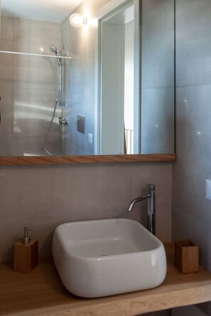 Shower, hair dryer, towels, soap - MEDITERRANEAN VILLA WITH TRULLO 800 M. FROM THE SEA BETWEEN GALLIPOLI AND LEUCA (Alliste)