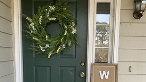 A green door with a wreath, a welcome sign, and a doormat. - Cute home, great for MCRD families (entire home) (Beaufort)