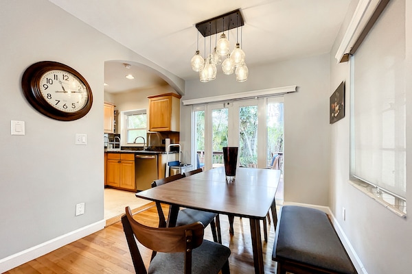 Dining area for 6 guests