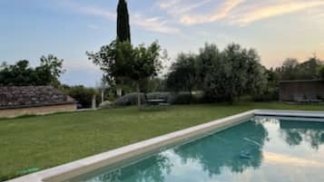 Een buitenzwembad en een verwarmd zwembad