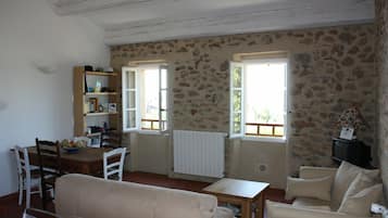 TV connectée, lecteur de DVD, table de tennis de table, livres