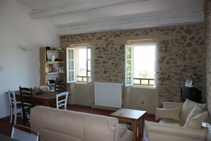 Smart TV, reproductor de DVD, tenis de mesa y libros